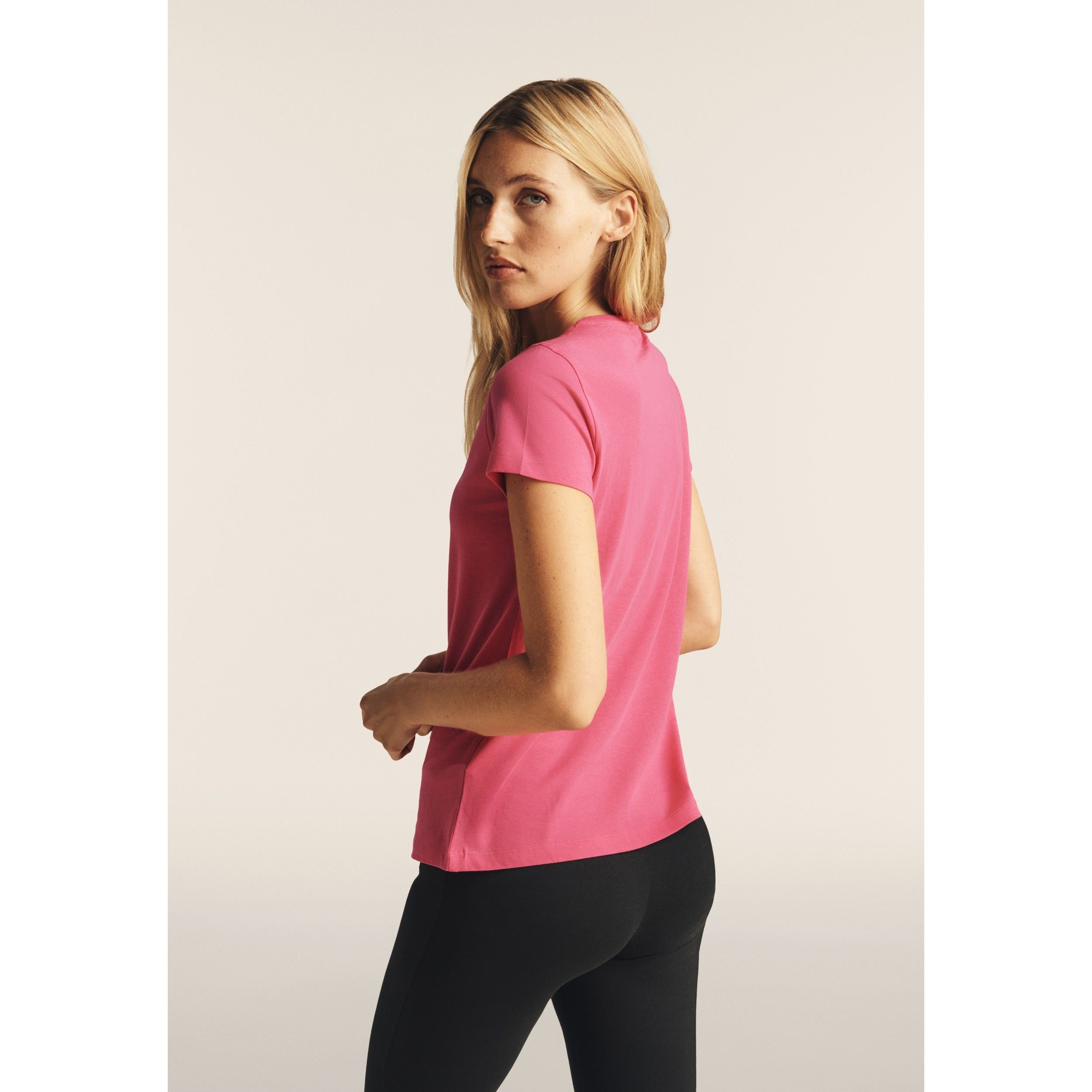 T-shirt scollo tondo con logo glitter