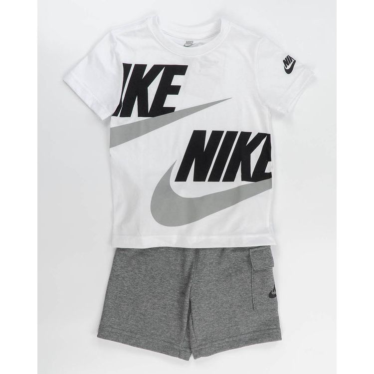 Completo con pantaloncino cargo NIKE