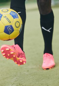 FUTURE 7 PLAY FG/AG - Scarpe da calcio per erba sintetica - sunset glow/black/sun stream