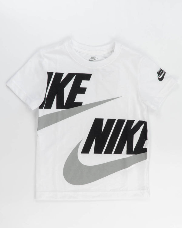 Completo con pantaloncino cargo NIKE