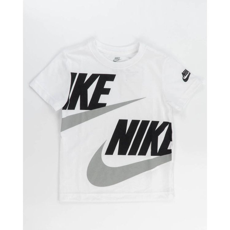 Completo con pantaloncino cargo NIKE