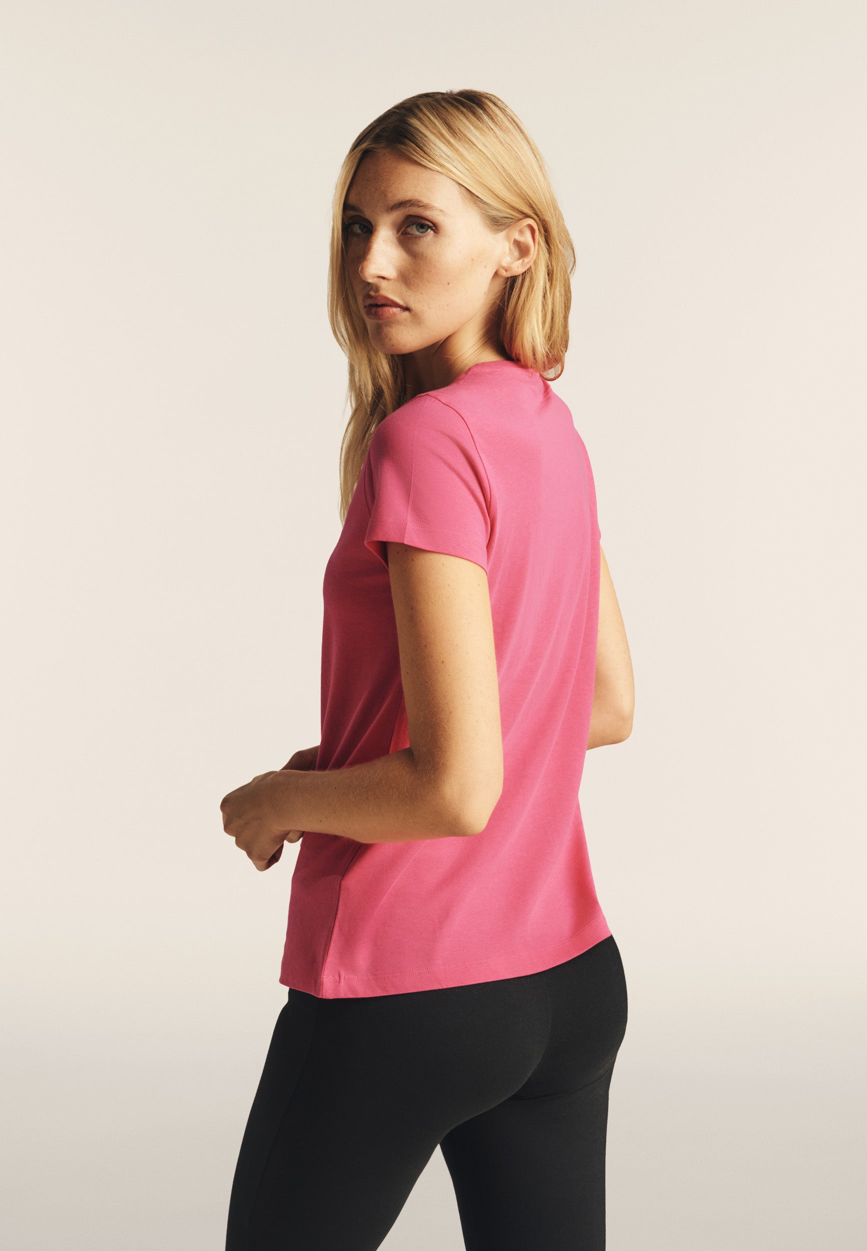 T-shirt scollo tondo con logo glitter