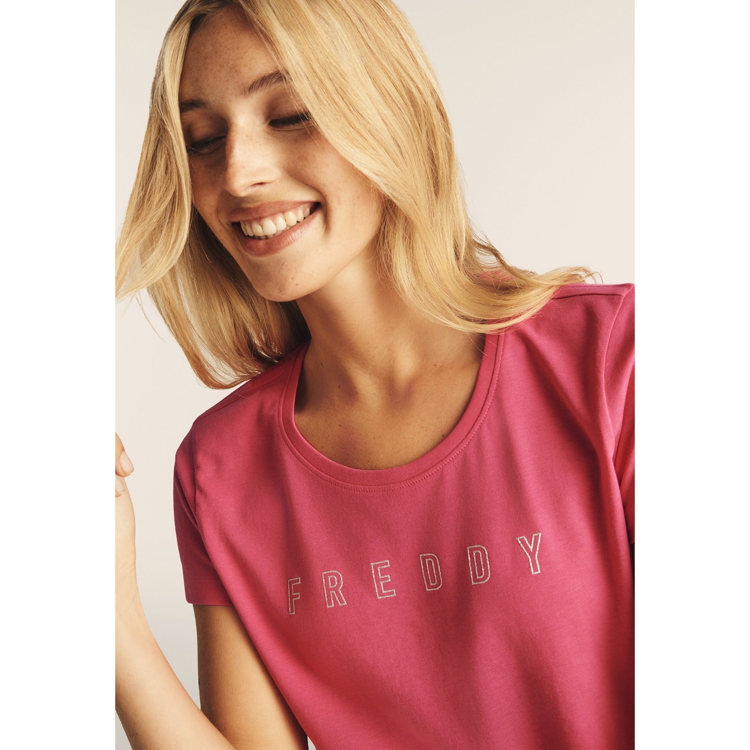 T-shirt scollo tondo con logo glitter