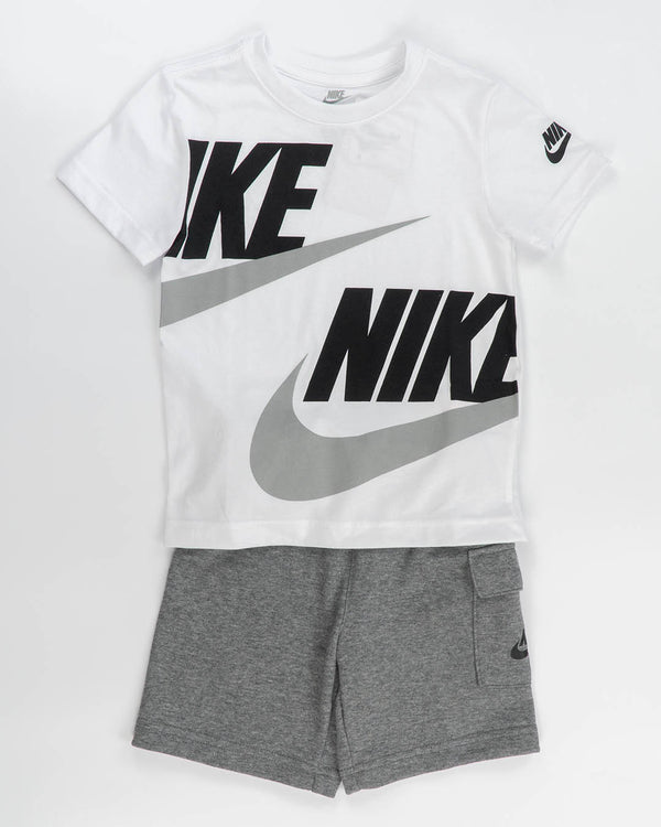 Completo con pantaloncino cargo NIKE